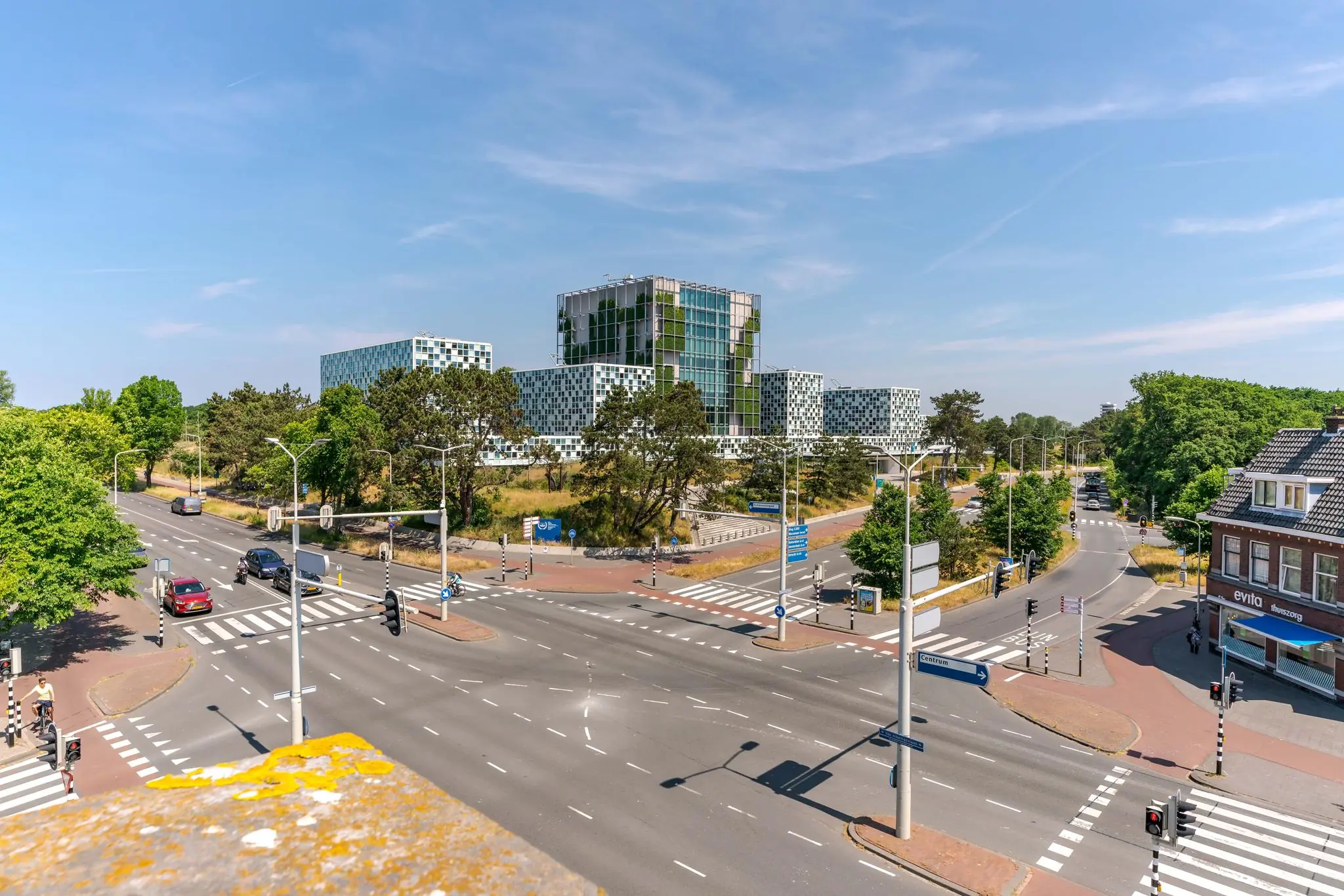 Kruispunt bij de Van Alkemadelaan in Den Haag met op de achtergrond het moderne gebouw van het Internationaal Strafhof.